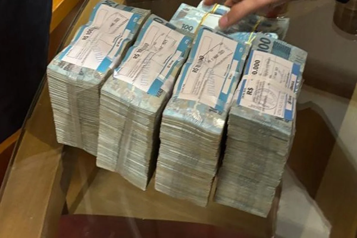 PF apreende R$ 430 mil e celulares de deputados do PL durante operação no Rio de Janeiro