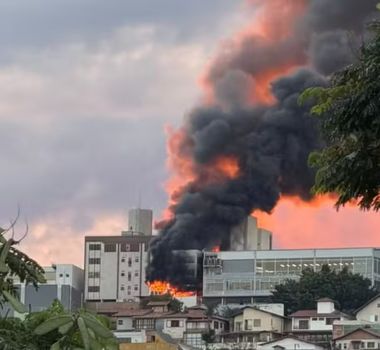 Imagem - Incêndio de grandes proporções atinge prédio em Belo Horizonte; confira