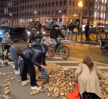 Imagem - Agricultores protestam contra Mercosul em Bruxelas com 'batataço'