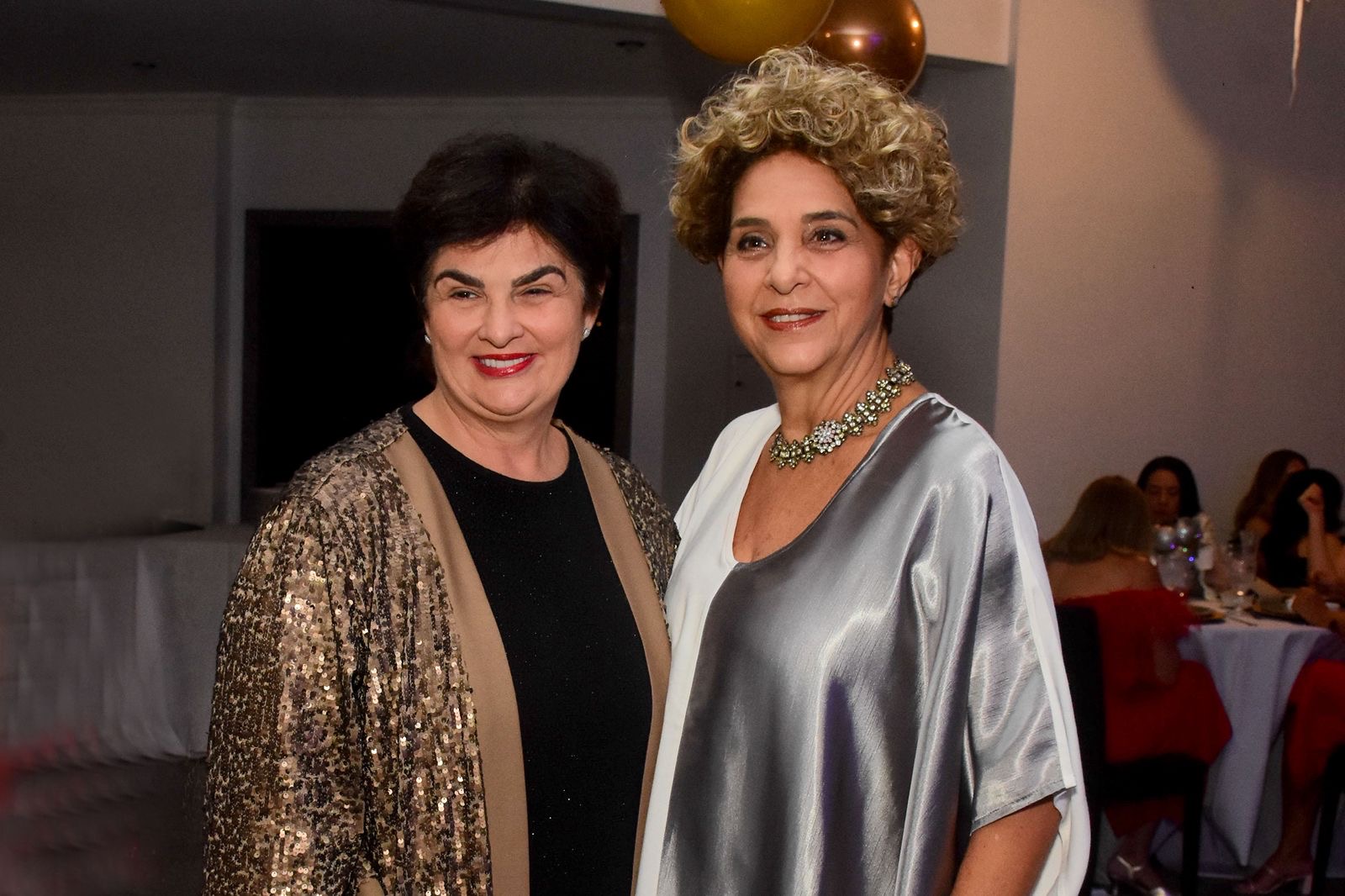 Dra. Heloísa Guimarães e Sandra Duailibi, confraternizaram com a turma do Instituto APB, no salão de festas do Ed. Atalanta