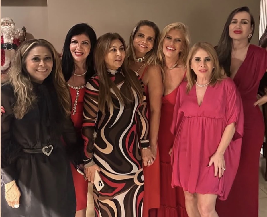 Em seu belo apê, Laide Aguilera recebeu um grupo de amigas para festejar mais um ano de união. Na foto, a anfitriã com Katia Sadeck, Vanessa Martins, Tânia Tavernard, Elisa Vale, Rebeca Hesketh e Fernanda 