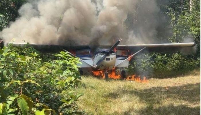 Imagem - FAB intercepta avião suspeito sobre Terra Yanomami e aeronave é incendiada em Roraima