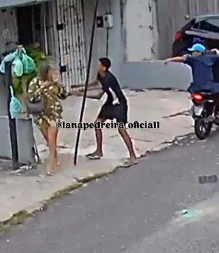 Mulher teve a bolsa levada por um dos assaltantes