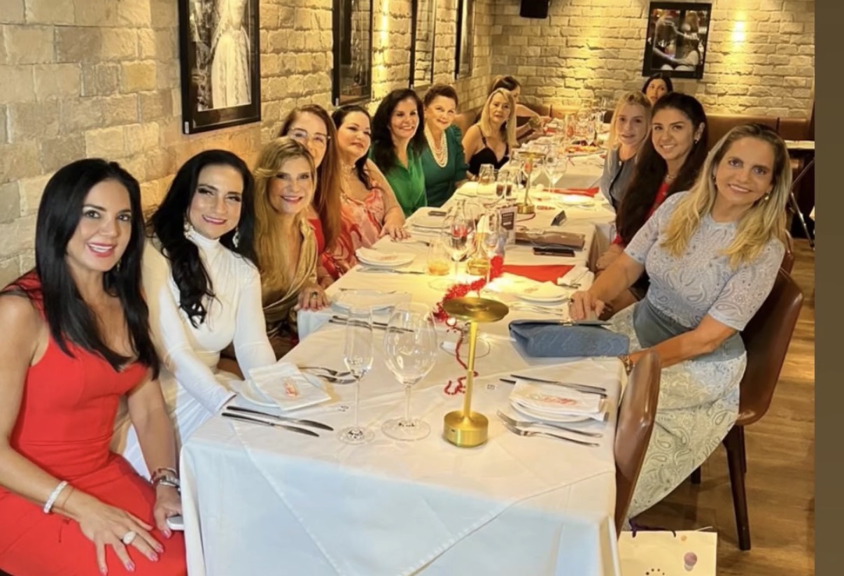 No Famiglia D’Italia, Fadia Freire, presidente do grupo Liga do Bem, comandou uma enorme mesa. 