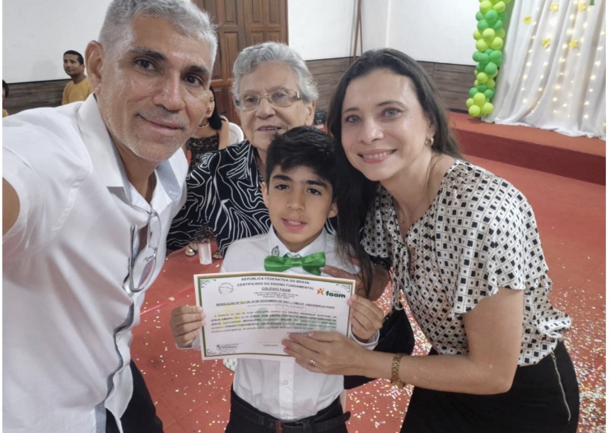 Pedro Henrique Amaro em sua formatura de conclusão do ensino fundamental pela FAAM, para a alegria e orgulho da família de Ana Carolina e Jorge

