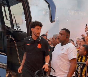 Imagem - Corinthians desembarca no Rio cercado pela Fiel para decisão da Copa do Brasil