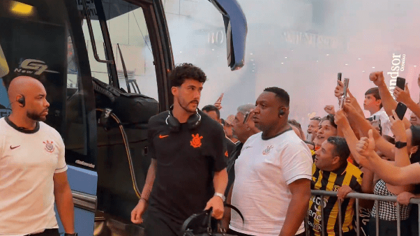 Corinthians desembarca no Rio cercado pela Fiel para decisão da Copa do Brasil