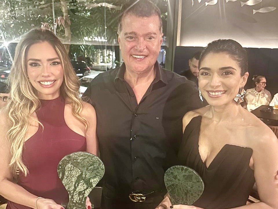 Nyara Coutinho Jorge e Dani Cunha, Arquitetas do Ano, com Isan Anijar, cap da Marmobraz