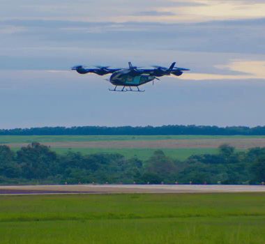 Imagem - Protótipo de carro voador da Embraer faz seu primeiro voo de teste; assista