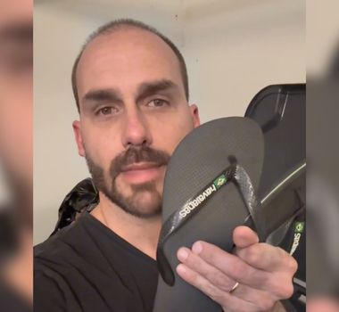 Imagem - Eduardo Bolsonaro publica vídeo jogando sandálias Havaianas no lixo