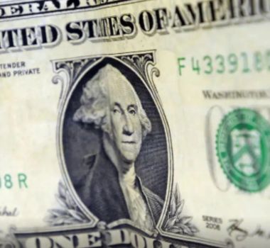 Imagem - Dólar se aproxima de R$ 5,60 com remessas de empresas ao exterior