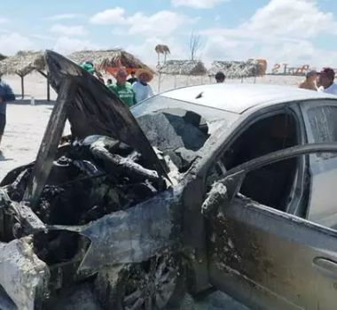 Imagem - Incêndio atinge carro na Praia do Atalaia e provoca correria em Salinas