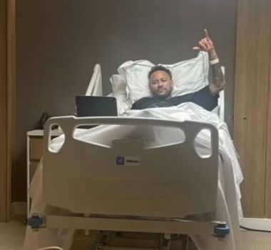 Imagem - Neymar passa por cirurgia no joelho e vive semana decisiva sobre futuro no Santos