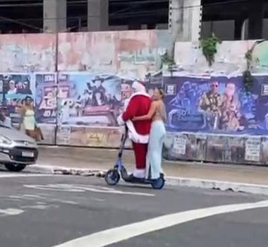 Imagem - Papai Noel chama atenção acompanhado de jovem em patinete elétrico, em Belém