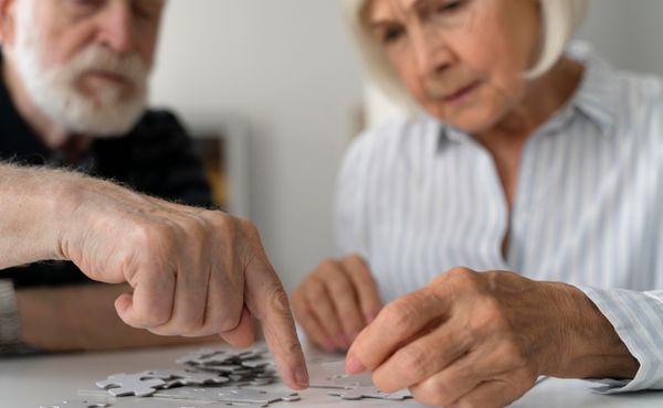 Medicamento antigo mostra potencial para frear morte de neurônios no Alzheimer, revela estudo