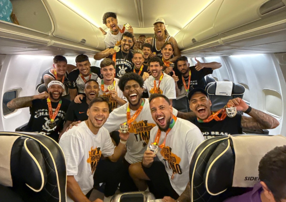Elenco do Corinthians comemora dentro do avião - 