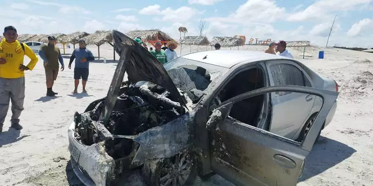 Incêndio atinge carro na Praia do Atalaia.