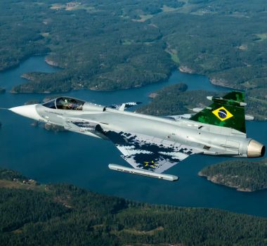 Imagem - Caça da FAB intercepta voo particular e passageira registra momento tenso