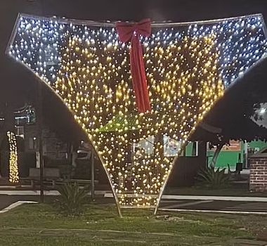 Imagem - Calcinha gigante ilumina Natal em cidade mineira e vira símbolo da economia local
