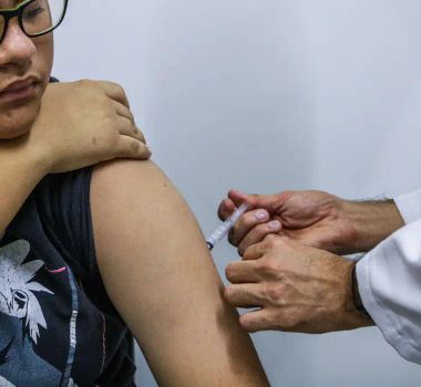 Imagem - Jovens de 15 a 19 anos podem se vacinar contra HPV até junho de 2026