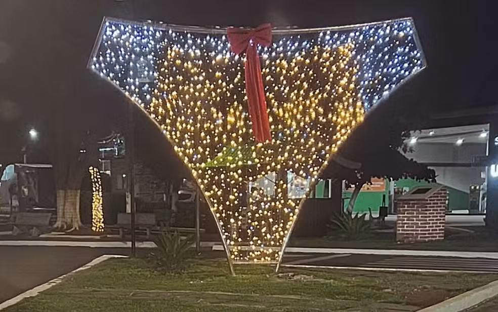 Calcinha gigante ilumina Natal em cidade mineira e vira símbolo da economia local