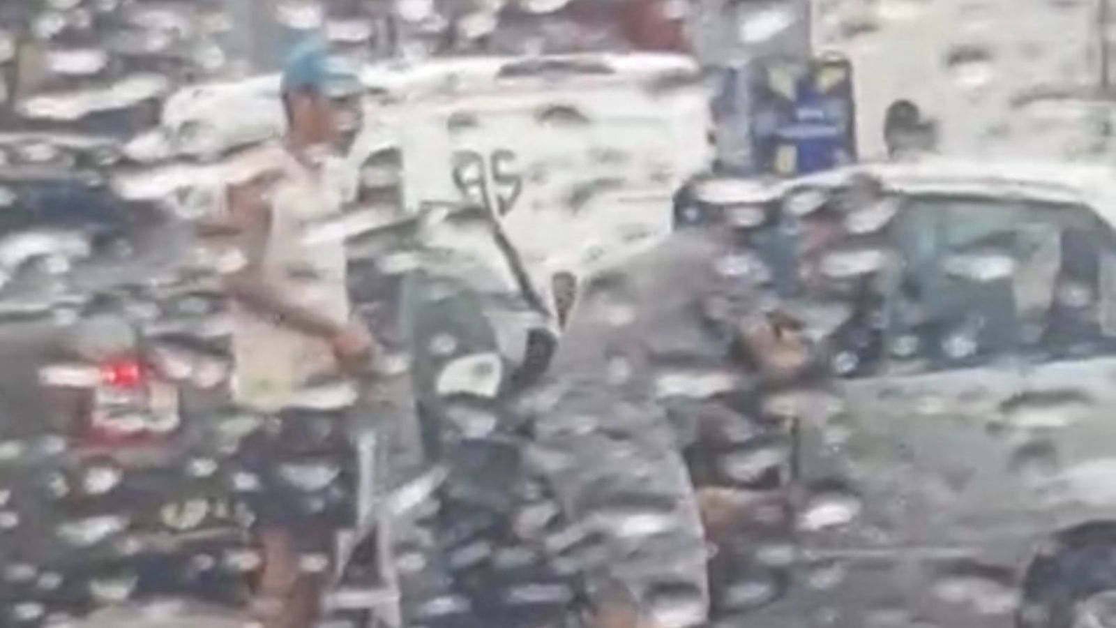 Mesmo com a chuva, os criminosos não se inibiram e cometeram a ação criminosa.