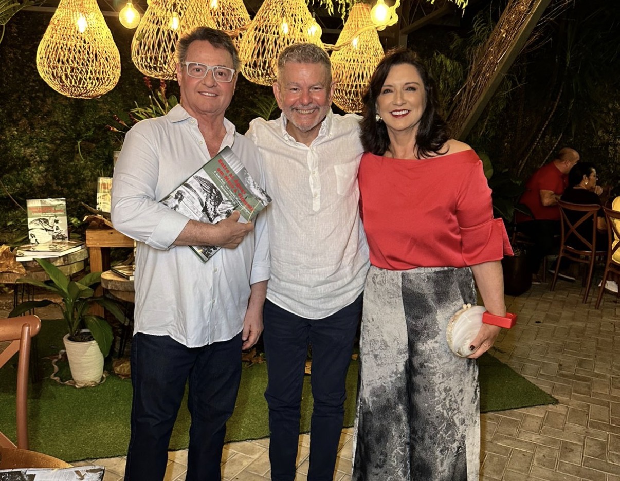 Márcia e Mauro Bonna com o escritor 