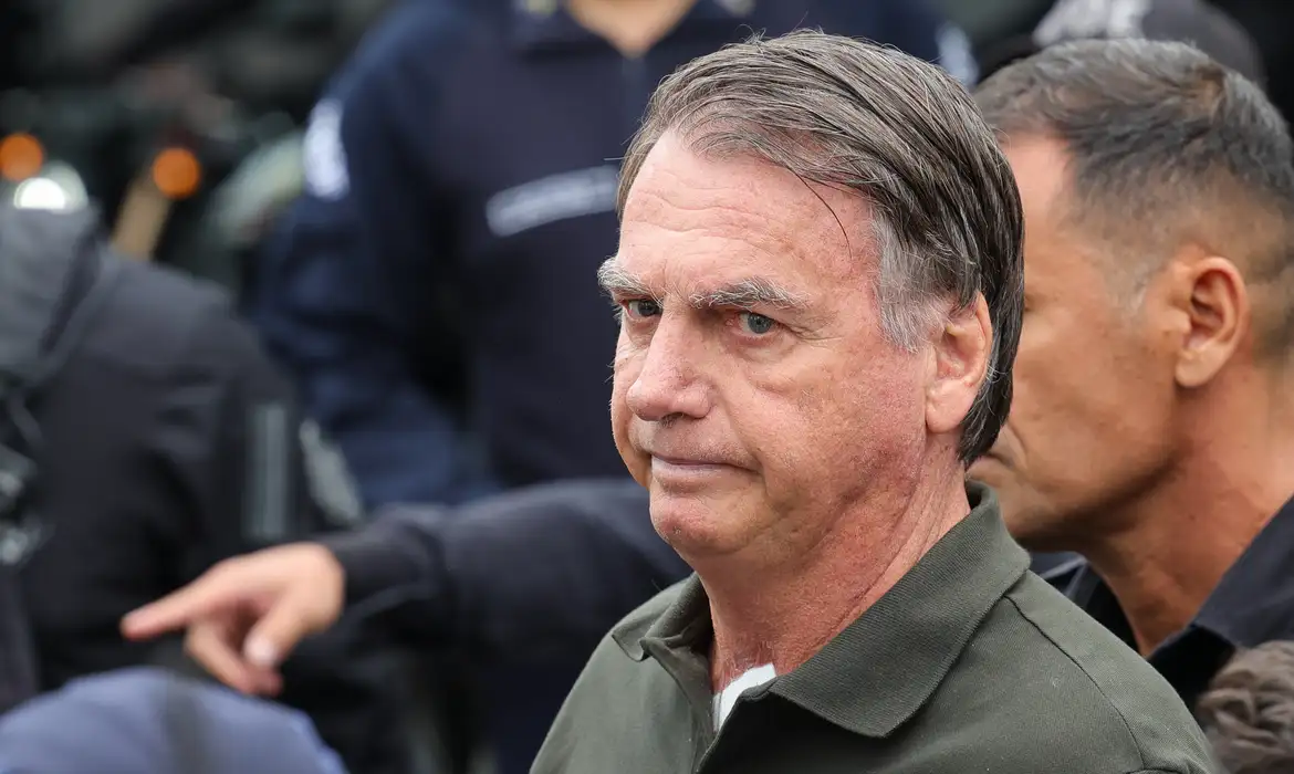 Bolsonaro deixa custódia da PF para cirurgia e passará Natal internado em Brasília

