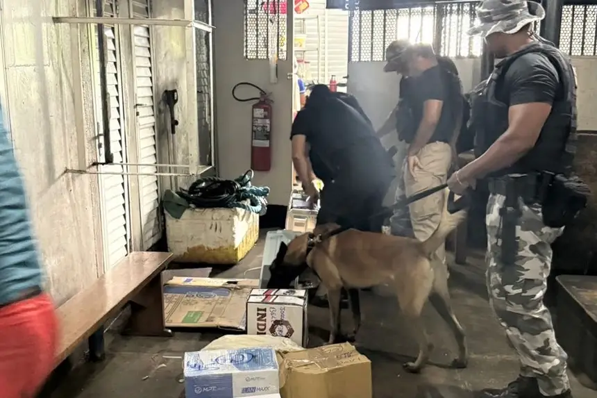 Droga estava escondida na carcaça de um ar-condicionado e foi localizada com ajuda de cão farejador