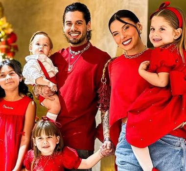 Imagem - Ana Castela e Zé Felipe posam ao lado das famílias no primeiro Natal juntos