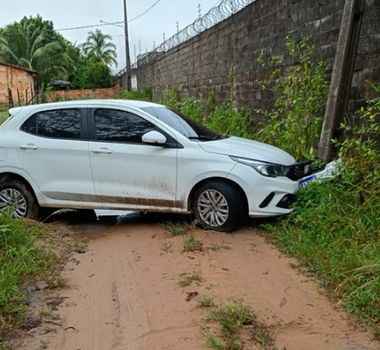 Imagem - Carro colide com poste e interdita via em Castanhal