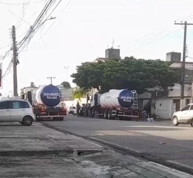 Imagem - Caminhão pipa abastece bairro da Pedreira em meio falta de água