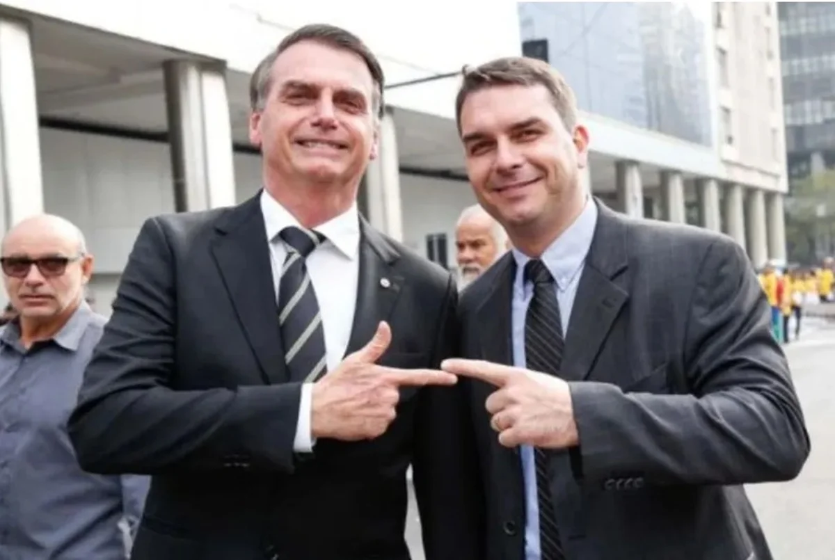 Antes de passar por cirurgia, Bolsonaro formaliza apoio a Flávio para a disputa presidencial