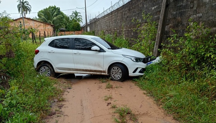 ( Carro colite com poste interdita via em Castanhal)