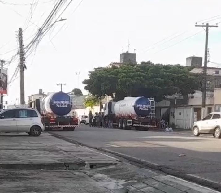 Carro pipa na Pedreira, em Belém -