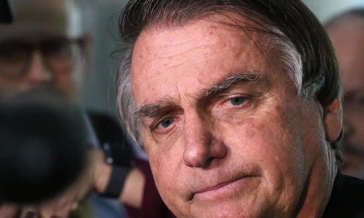 Ex-presidente Jair Bolsonaro passa bem após cirurgia -
