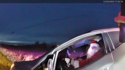 Papai Noel é parado por excesso de água velocidade e arranca risadas de xerife nos EUA