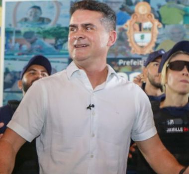 Imagem - Prefeito de Manaus gera polêmica ao beijar eleitora e limpar a boca em seguida