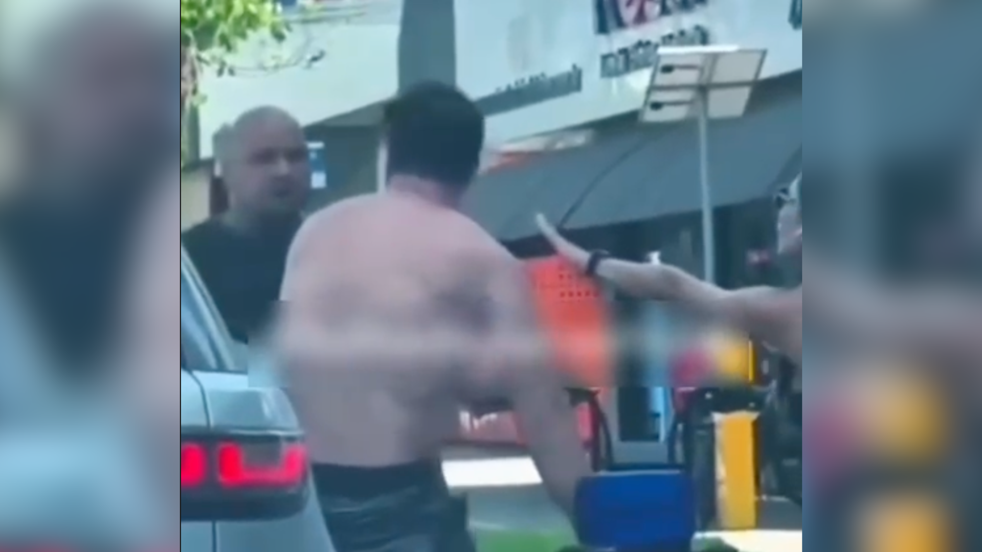 Homem é atacado com socos e tapas diante da esposa após desentendimento entre motoristas