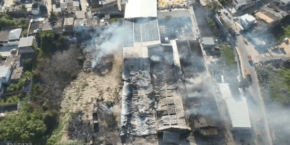Incêndio destrói fábrica de colchões na Zona Oeste do Rio