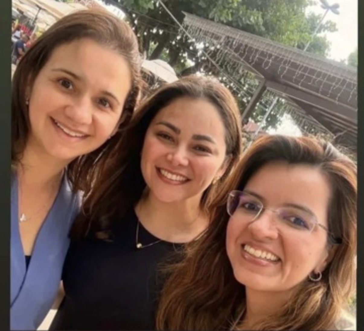 A psicóloga Lorena Coral, especialista em sono e amamentação infantil, em momento de confraternização natalina com as amigas, Ju Bremgartner e Lene Villacorta.
