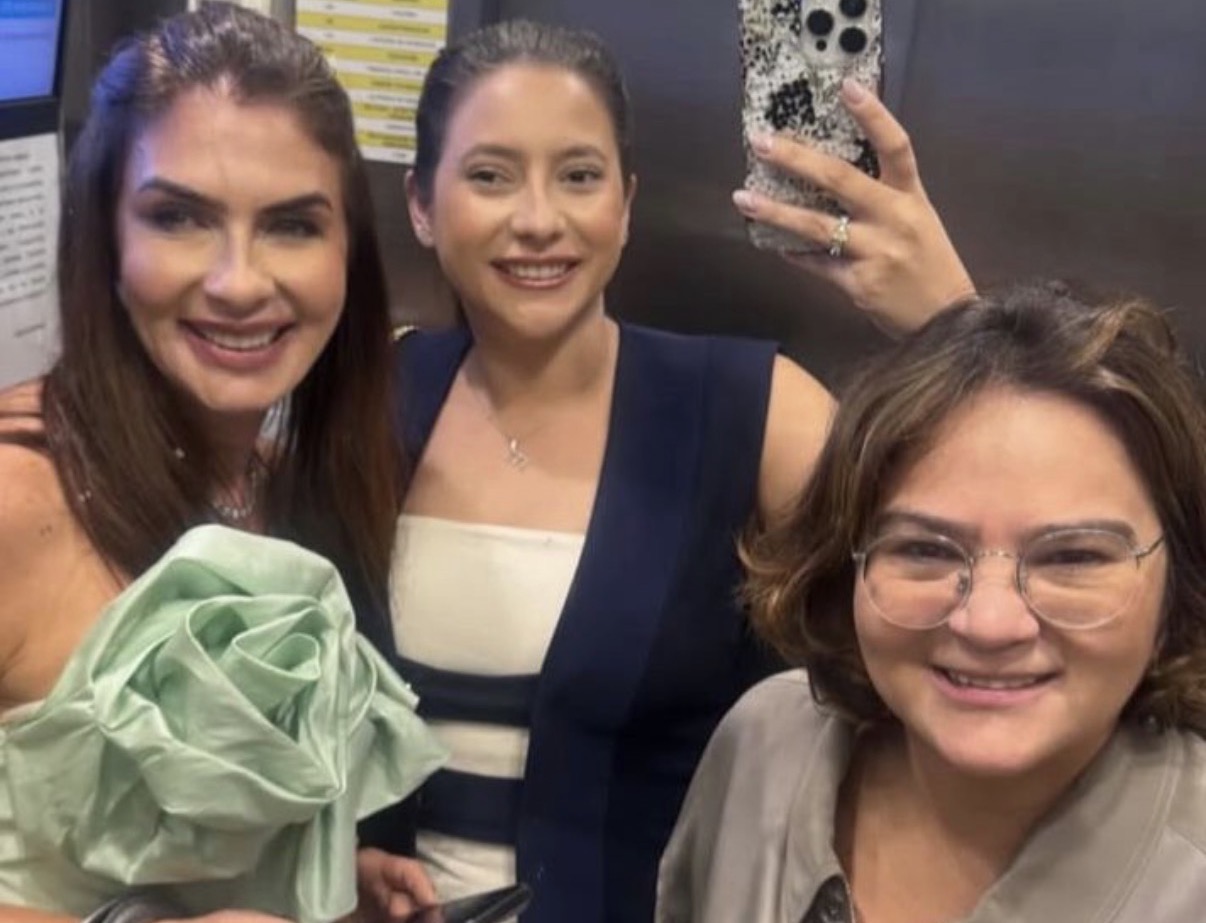 Cristiane Salomão, aqui na foto com as amigas Jojô e Larissa Houat,  está às voltas com as encomendas das delícias de seu restaurante regional, para a ceia de Ano Novo. 