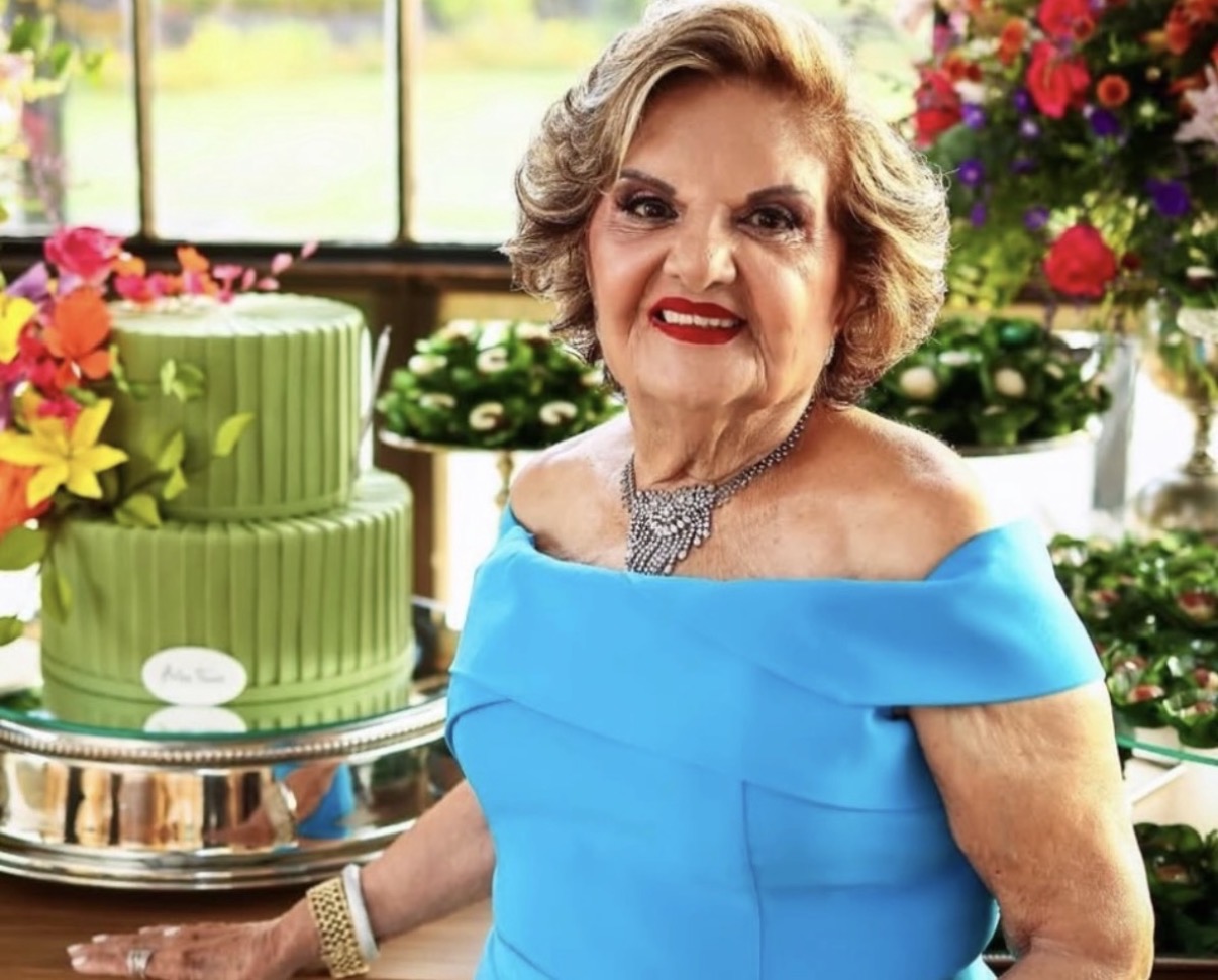 Quem também será  festejada mais uma vez será a diva Cléa Farah, que trocará de idade nessa terça-feira, 30. 