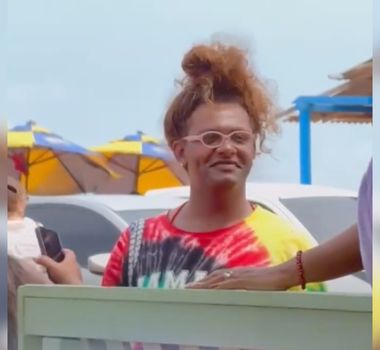 Imagem - Liniker é vista em Ajuruteua ao lado de socioambientalista paraense