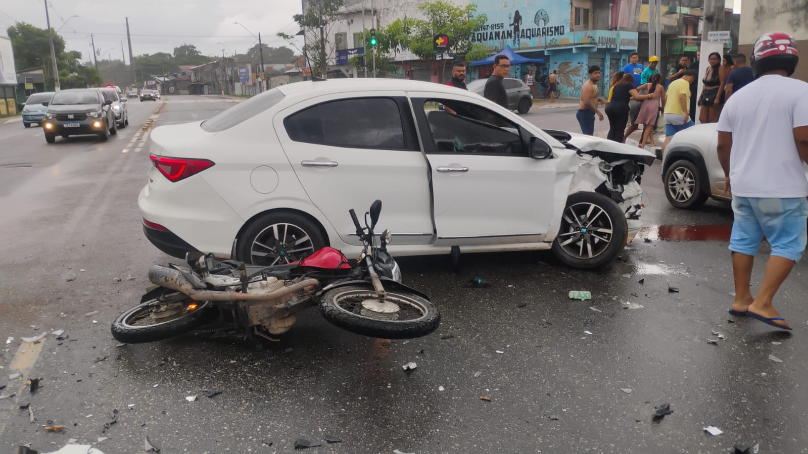 Ação policial ocorreu no cruzamento das avenidas Ajax de Oliveira e Padre Bruno Sechi; veículos ficaram destruídos