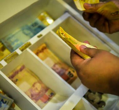 Imagem - FGTS retido começa a ser liberado para quem aderiu ao saque-aniversário