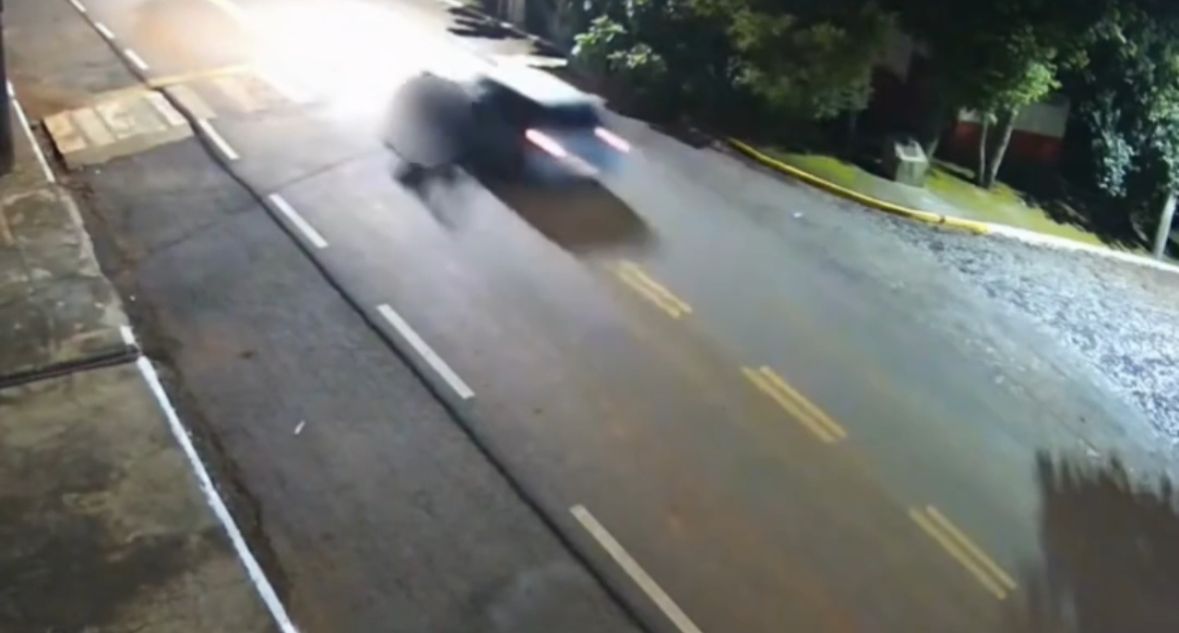 Vídeo: policial é arrastado por carro durante fuga de abordagem no Noroeste do RS