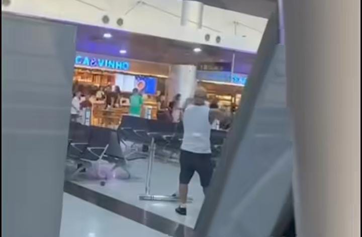 Homem revoltado após perder voo -