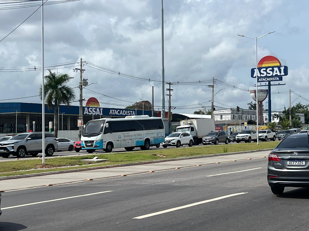 A movimentação de saída da cidade já é intensa na manhã desta terça-feira (30).