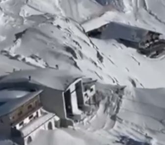 Imagem - 94 pessoas ficam presas em teleférico após colisão com estruturas na Itália